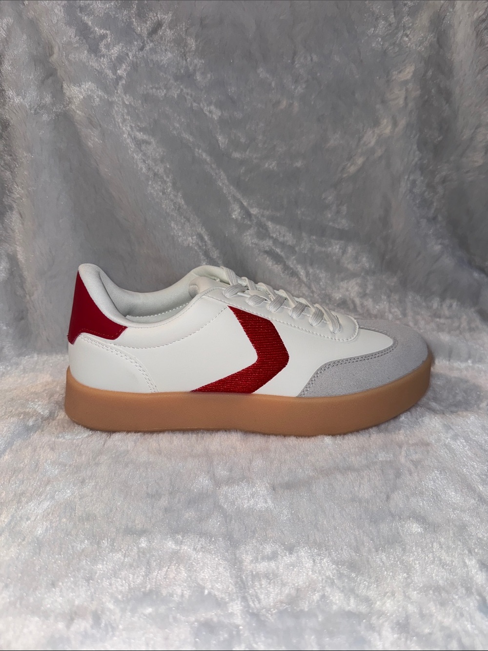 La Sheelah Classic White Low-Top Sneakers with Red Accent and Gum Sole